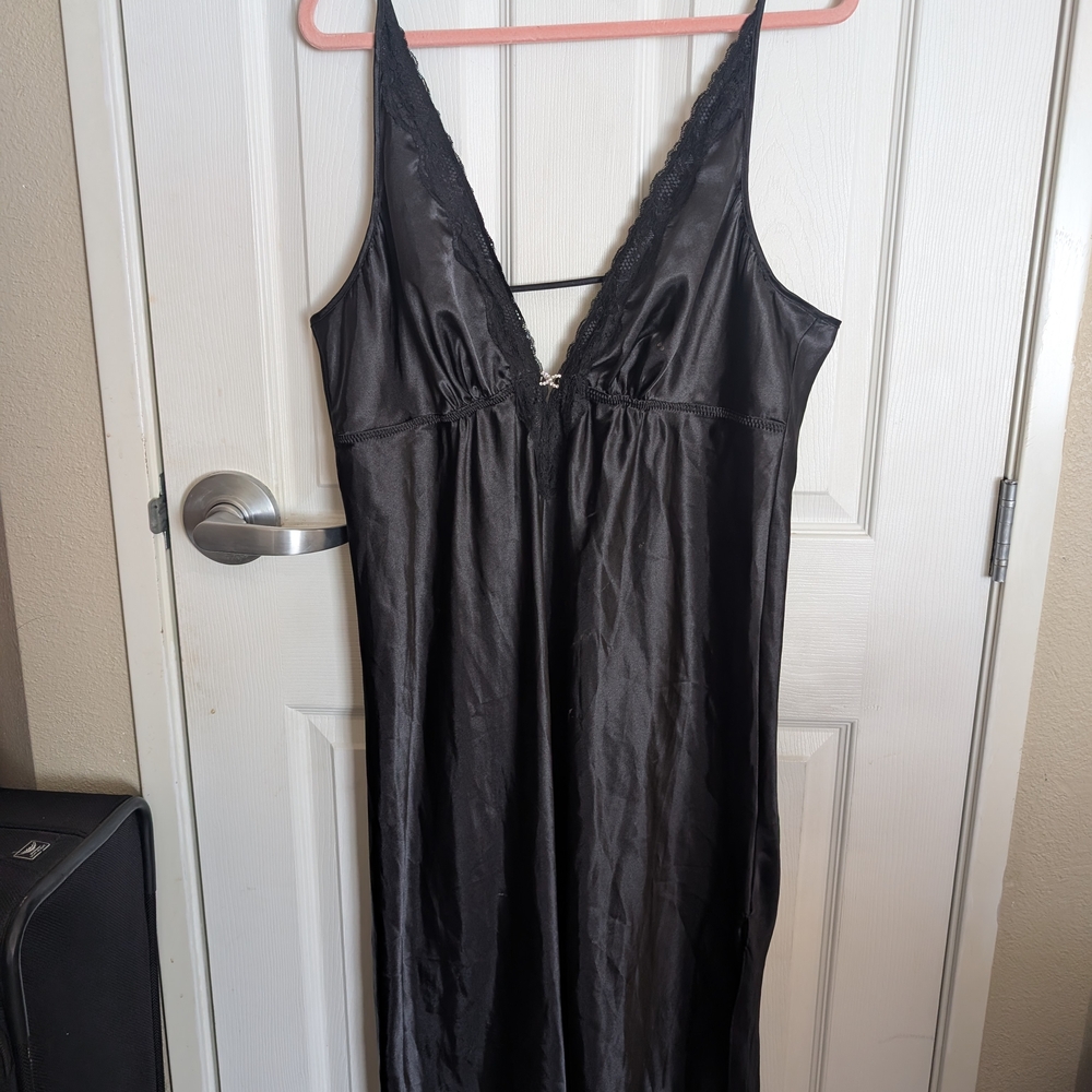 Sleek Black Lace-Trimmed Chemise